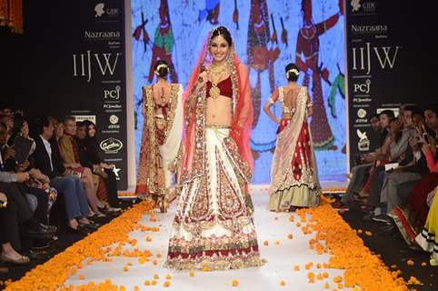 Pooja Chopra walks the ramp at the India International Jewellery Week (IIJW) 2014 - Day 2