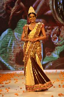A model walks the ramp as a Bengali bride at the IIJW 2014 - Day 2