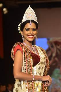 A model walks the ramp as a Bengali bride at the IIJW 2014 - Day 2