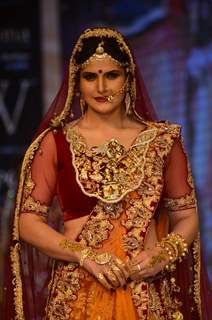 Zarine Khan walks the ramp at the IIJW 2014 - Day 2