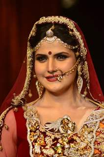 Zarine Khan dazzels the ramp at the IIJW 2014 - Day 2