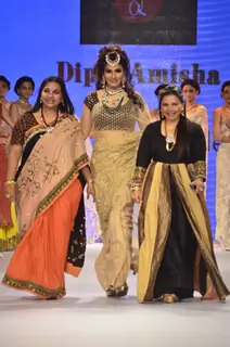 Raveena Tandon with designers Dipti and Amisha at IIJW 2014 - Day 2