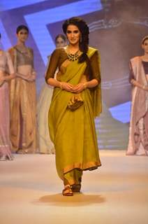 Sagarika Ghatge walks the ramp at the India International Jewellery Week (IIJW) 2014 - Day 2