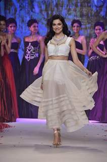 Divya Khosla dazzels the ramp at the India International Jewellery Week (IIJW) 2014 - Day 2