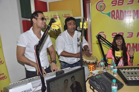 Manmeet Singh and Anjjan Bhatacharya perform at Radio Mirchi Studio