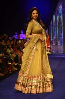 &#8203;Sridevi walks the ramp for Golecha Jewels at the IIJW 2014 - Day 3