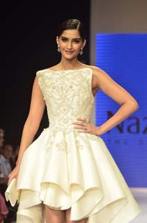 Sonam Kapoor looks chic at the IIJW 2014 - Day 3