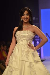 Yami Gautam walks the ramp for Nazrana by Rio Tinto at the IIJW 2014 - Day 3