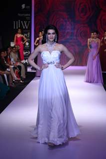 Kriti Sanon walked the ramp for Mahabir Jewellers at the IIJW 2014 - Day 3