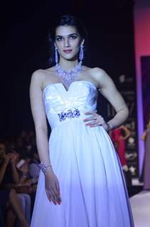 Kriti Sanon walked the ramp for Mahabir Jewellers at the IIJW 2014 - Day 3