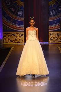 A model walks the ramp at the India International Jewellery Week (IIJW) 2014 - Grand Finale