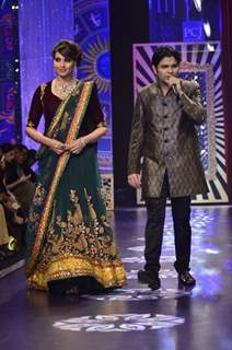 Bipasha Basu walks the ramp while Ankit Tiwari performs at the IIJW 2014 - Grand Finale