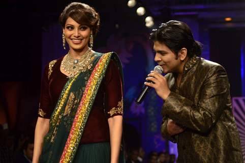 Bipasha Basu walks the ramp while Ankit Tiwari performs at the IIJW 2014 - Grand Finale