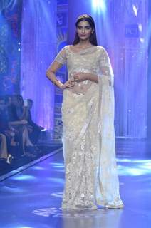 Sonam Kapoor dazzels the ramp in a Neeta Lulla creation at the IIJW 2014 - Grand Finale