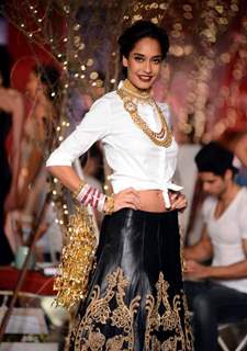 Lisa Haydon dazzels the ramp in a Monisha Jaisingh creation Indian Couture Week - Day 3