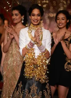 Lisa Haydon dazzels the ramp as a bride at the Indian Couture Week - Day 3