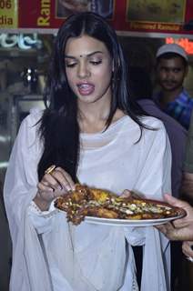 Sara Loren tries some tasty dishes at Minara Masjid