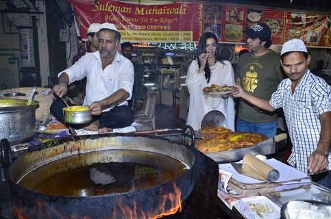 Sara Loren tries some tasty dishes at Minara Masjid