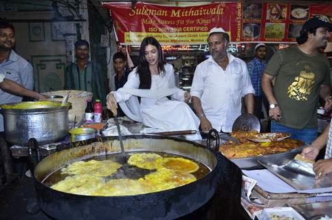 Sara Loren tries her hand on cooking