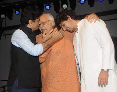 Rajendra Mehta was seen hugging Sonu Nigam at Rehmatein