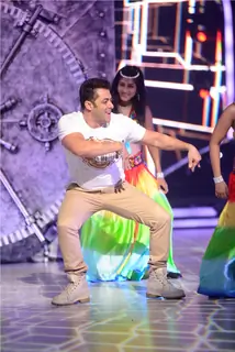 Salman Khan performs at the stage of Jhalak Dikhhla Jaa