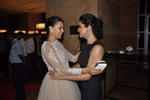 Gul Panag and Naha Dhupia greet each other at the Retail Jeweller India Awards 2014