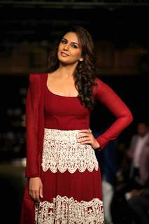 Huma Qureshi pose for media at Indian Couture Week - Day 5