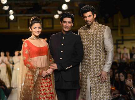 Manish Malhotra pose with Alia Bhatt and Aditya Roy Kapur at Indian Couture Week - Day 5