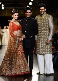 Manish Malhotra pose with Alia Bhatt and Aditya Roy Kapur at Indian Couture Week - Day 5