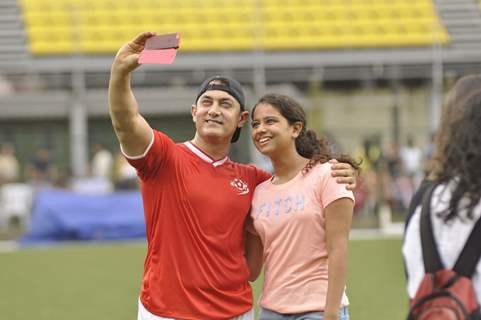 Aamir Khan takes a selfie with his fan