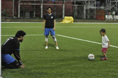 Azad playing football with his mom Kiran Rao and Abhishek Bachchan