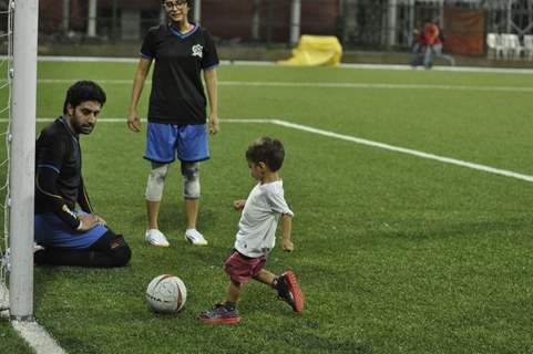 Azad playing football with his mom Kiran Rao and Abhishek Bachchan