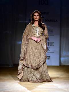 Huma Qureshi walks the ramp at Indian Couture Week - Grand Finale