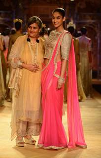 Ieana D'cruz walks the ramp at the Indian Couture Week - Grand Finale