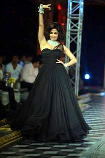 Chitrangda Singh pose for media at Indian Couture Week - Grand Finale