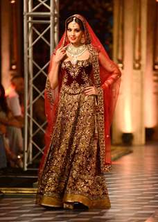 Bipasha Basu walks the ramp at Indian Couture Week - Grand Finale