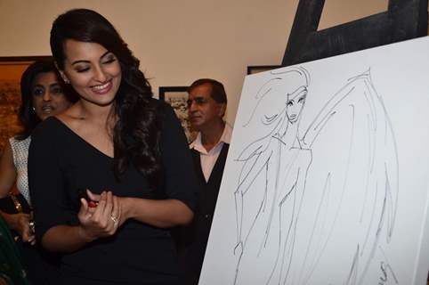 Sonakshi Sinha poses with the sketch at Jehangir Art Gallery