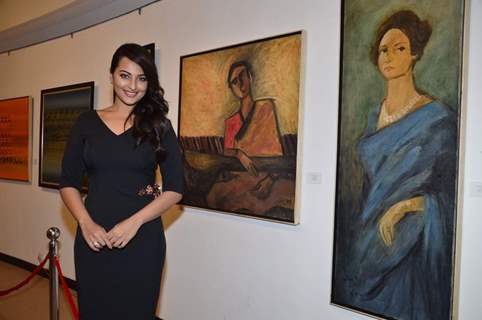 Sonakshi Sinha pays tribute to artist Prafula Dhanukar at Jehangir Art Gallery