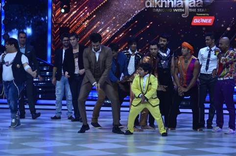 Contestants perform on Jhalak Dikhla Jaa Season 7