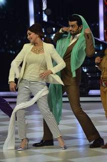 Madhuri and Manish perform on Jhalak Dikhla Jaa