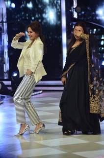 Madhuri and Rani perform on Jhalak Dikhla Jaa