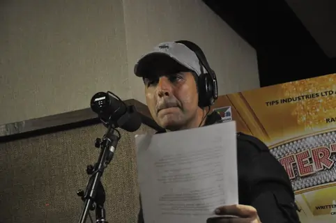 Akshay Kumar Singing Live at the Promotion of It's Entertainment