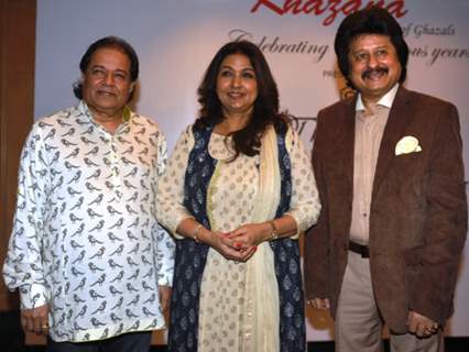 Mitali Singh poses with Anup Jalota and Pankaj Udhas