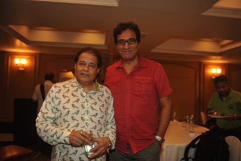 Anup Jalota and Talat Aziz pose for the media