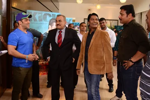 Salman share a talk with the cast of C.I.D