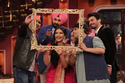 Kapil clicks a selfie with the cast of Khoobsurat and Comedy Nights with Kapil