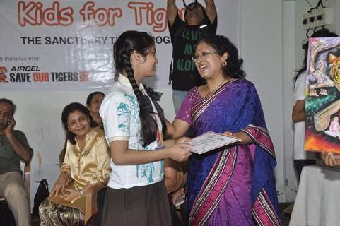 Naina Kanodia awards a student at the NDTV Save The Tigers Contest