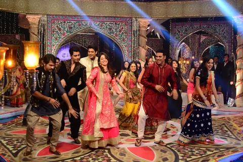 Akshay Kumar perform with the cast of Colors Tv at Jahsn-e-Eid