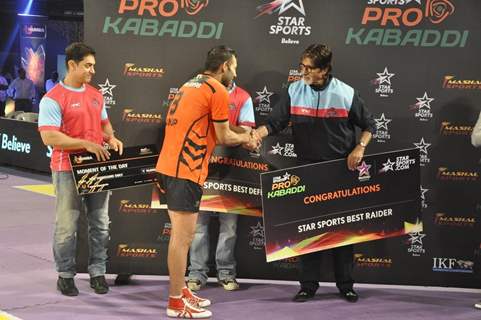 Amitabh Bachchan congratulautes an achiever at the  Pro Kabbadi League