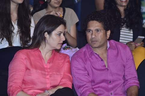 Sachin Tendulkar in a chat with his wife at Pro Kabbadi League